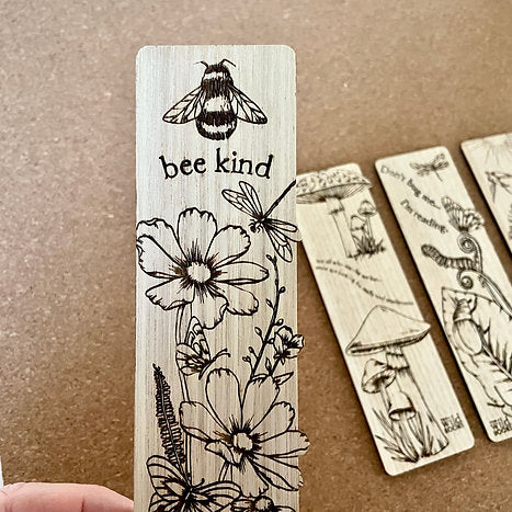 Holz-Lesezeichen „Bee Kind“.