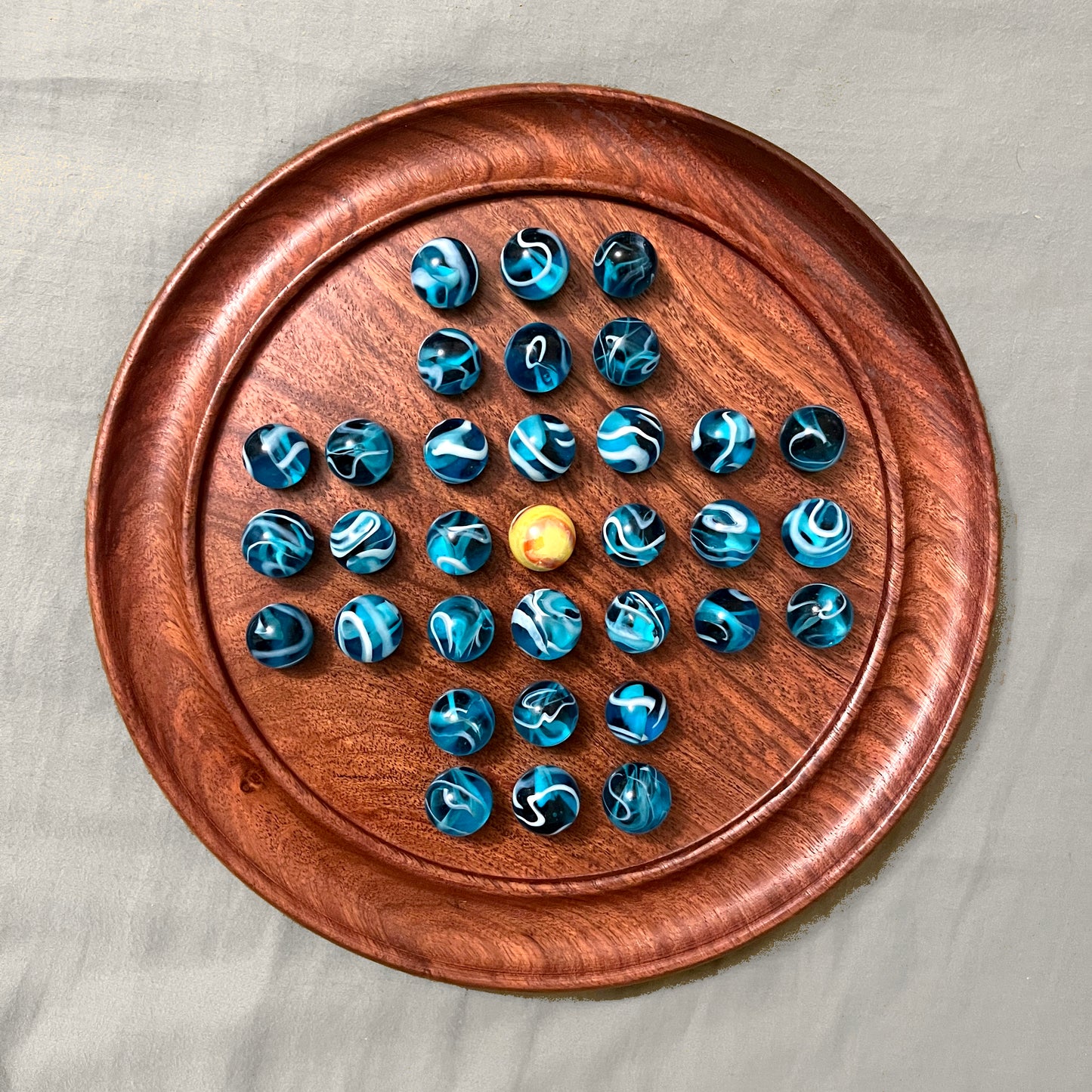 Großer Solitär aus Holz