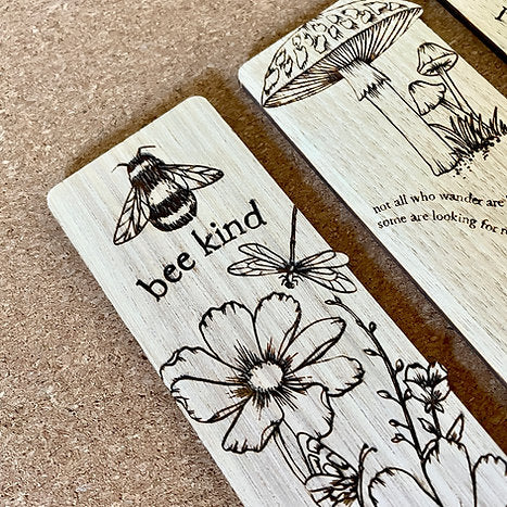 Holz-Lesezeichen „Bee Kind“. 