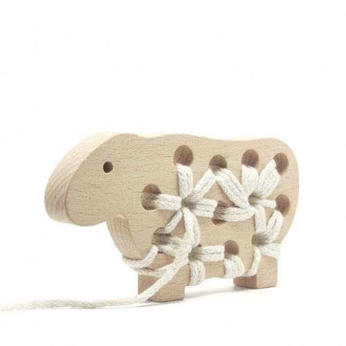 Holzschnürspielzeug „Gabby das Schaf“.